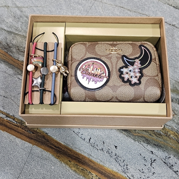 Coach Signature Zip Wallet Patch Detail + Hair Ties Gift Set - Picture 12 of 14